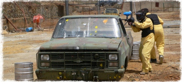  Dietro l'auto 